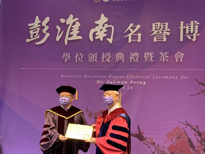 （國立清華大學校長賀陳弘29日頒授中央銀行前總裁彭淮南名譽經濟學博士。圖／陳碧芬）
