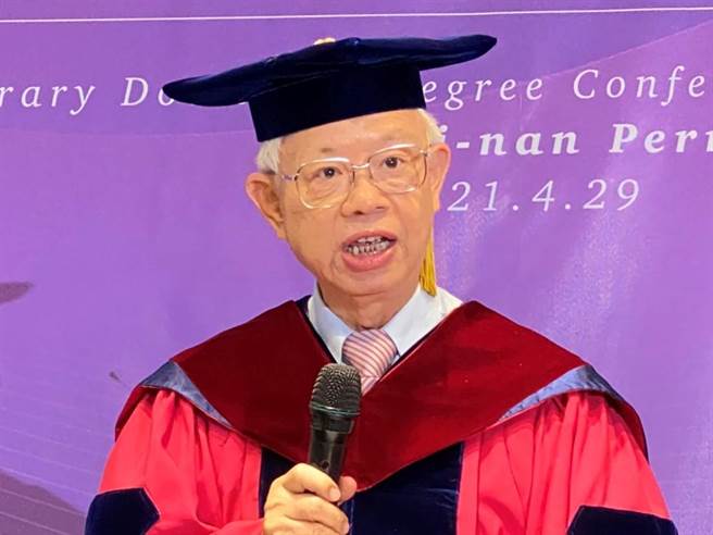 中央银行前总裁彭淮南今日受颁清大名誉经济学博士。（央行提供）