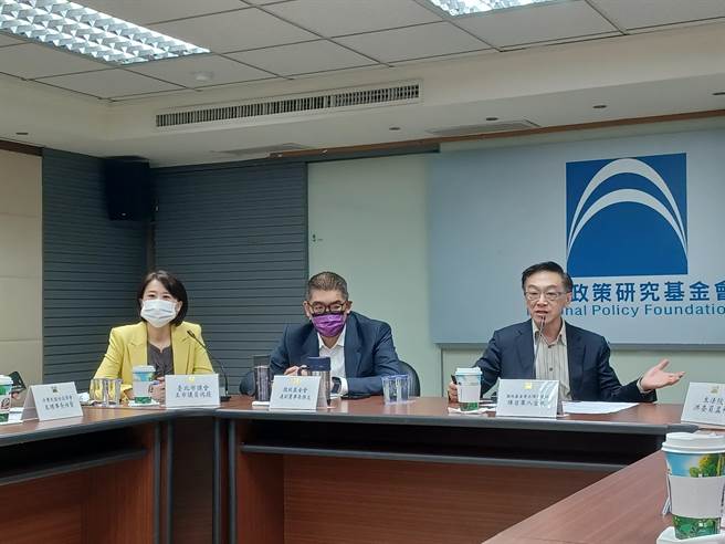 国家政策研究基金会永续发展组召集人、流行病学专家陈宜民表示，指挥中心应研议每月给防疫旅馆员工进行抗体检测，一旦发现有人有抗体，就代表SOP有问题、防疫上有漏洞，才能及时进行修正。（林周义摄）