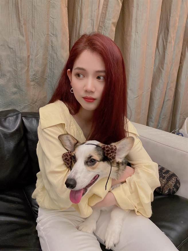 王彩桦的长女庭庭长相出眾，曾被转发到表特版。（图／FB@王彩桦）