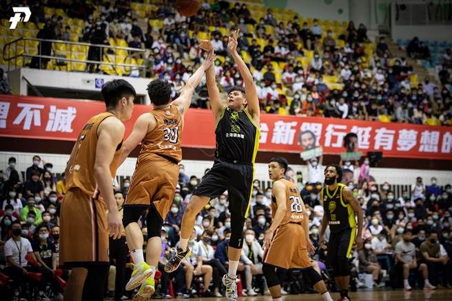 夢想家中鋒李德威將因季後賽挑戰賽G3末節的危險動作，遭到罰款25000元命運。(PLG提供)