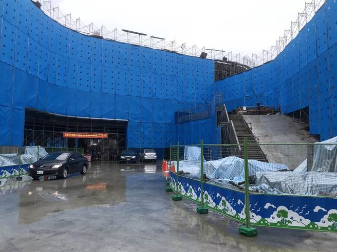 基隆市政府斥资3亿多元拆除中兴国小校舍，并将部份校区改建合併为停车场。（陈彩玲摄）