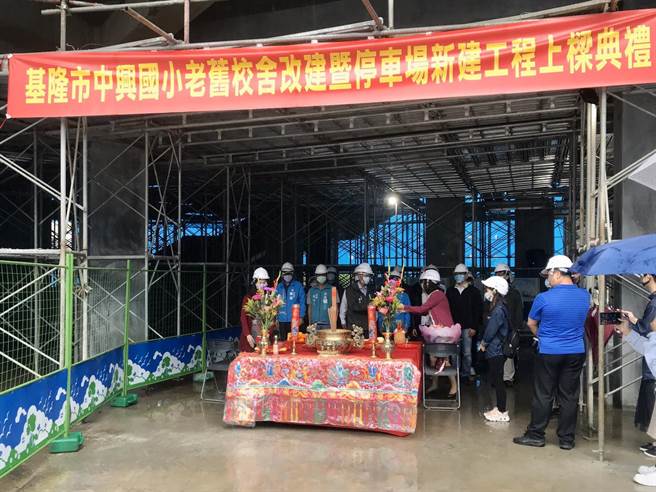 基隆市政府斥资3亿多元拆除中兴国小校舍，并将部份校区改建合併为停车场。（陈彩玲摄）