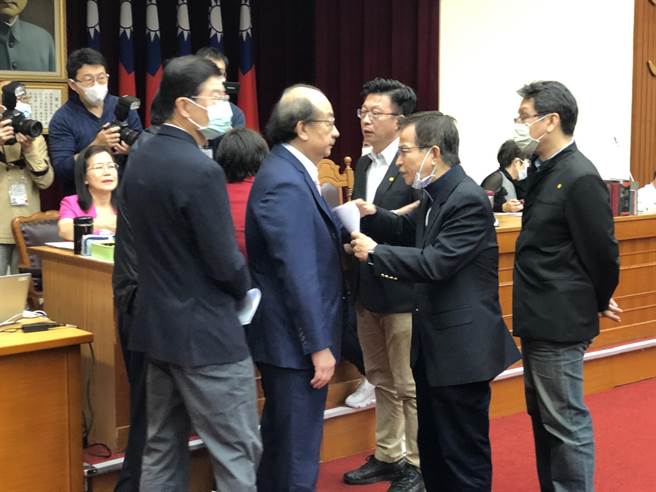 蓝绿立委讨论昨日审议会计法修正案议事录（图／吴静君摄）