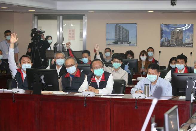 台北市议会警政卫生委员会29日举行警察局0416松山分局执法争议事件真相专案报告，面对议员质询，前松山分局长林志诚（左）、前中崙派出所所长许书桓（第二排中）及前副所长顏敏森（第三排左）都举手表示愿意接受测谎。（陈君玮摄）