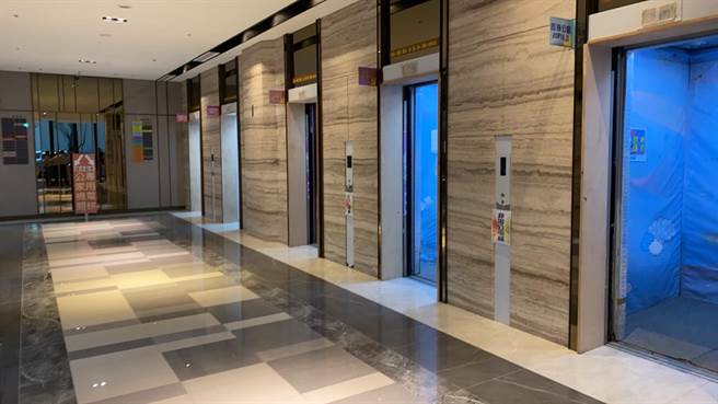 新店行政園區上午突然斷電導致民眾受困電梯，所幸無人受傷。（新店區公所提供）