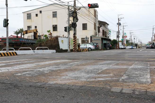 梧栖区中央路破损，影响用路人安全。（陈淑娥摄）