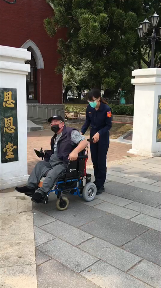 警方徒手推轮椅，推回派出所充电后，协助2人平安返家。（台中市警第二分局提供／张妍溱台中传真）