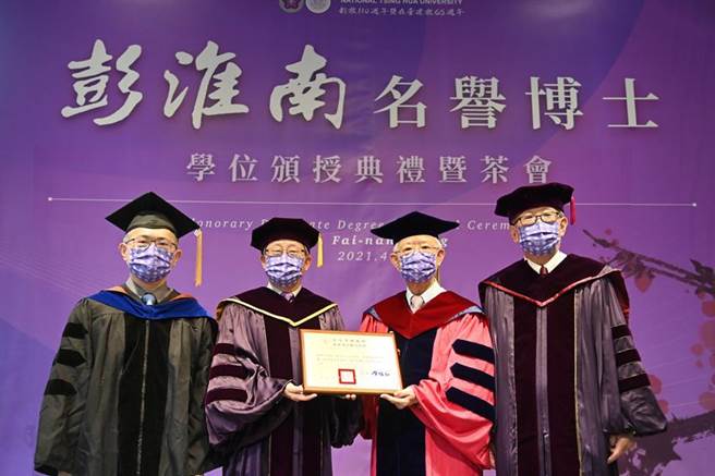 （左起）科技管理学院院长林哲群、清大校长贺陈弘、中央银行前总裁彭淮南、台北政经学院院长黄朝熙。（图／陈碧芬）