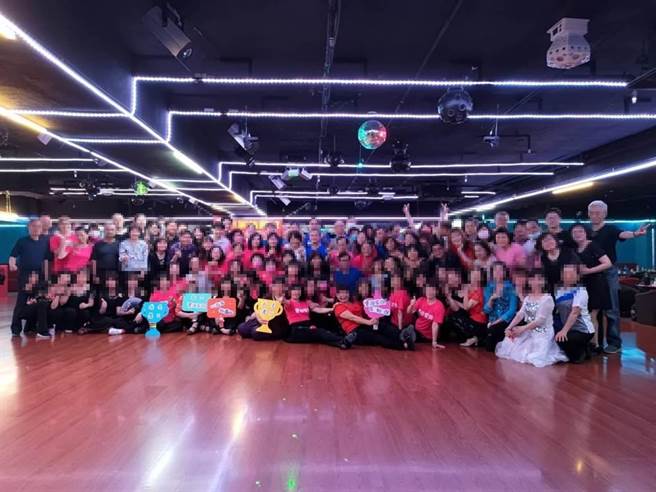 阿曼达舞场近百人未戴口罩，民眾担忧疫情扩散。（民眾提供）