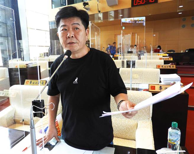 市议会国民党团书记长陈政显说，为何通霄电厂可先拆后盖，中火却不能？中央不能有双重标准，（陈世宗摄）