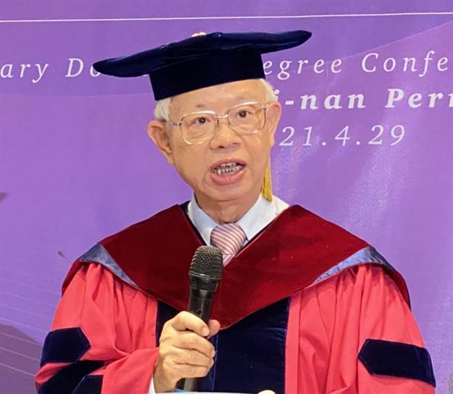 （中央银行前总裁彭淮南在清大名誉经济学博士颁授典礼。图／陈碧芬）
