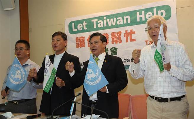 台湾联合国协进会29日召开「Let Taiwan Help 让台湾帮忙」记者会，理事长涂醒哲（右二）、常务理事曾琮恺（左）及其他团体代表一起喊口号，呼吁外交部应该积极发动友邦提案要求世界卫生组织WHO改革。（刘宗龙摄）