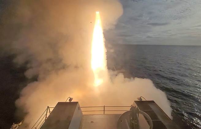 阿利伯克级驱逐舰「约翰·芬恩」号（USS John Finn，DDG 113）4月25日在太平洋舰队的「21无人整合战斗问题」（Unmanned Integrated Battle Problem 21，UxS IBP21）演习中，针对挑战性作战状况，发射飞弹的画面。（美国海军）