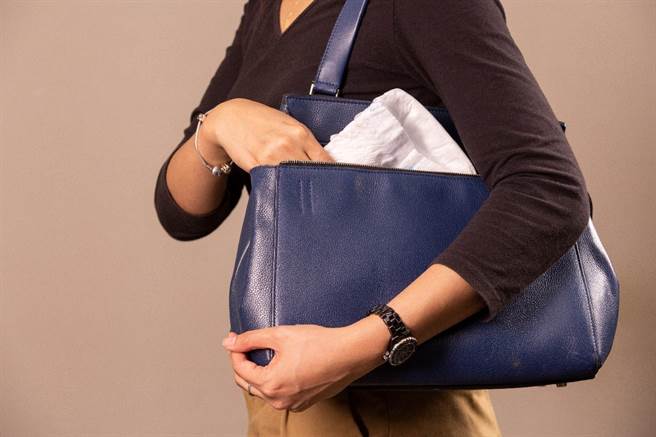 安亲活力裤体积小、好携带，独家全芯体设计让裤身不变形。(图/中时新闻网摄)