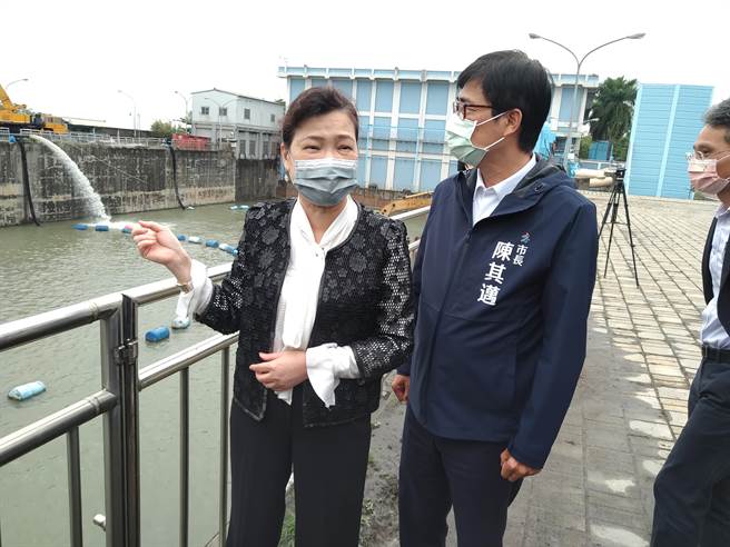 经济部长王美花与高雄市长陈其迈一同视察高屏溪拦河堰下抽水补注沈砂池。（林雅惠摄）