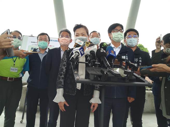 经济部长王美花表示，高雄市预计5月底前会增加到48万吨的水，希望能够减缓旱象对高雄地区民生及产业的影响。（林雅惠摄）