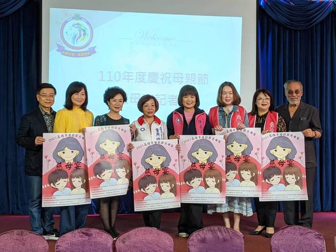 资深艺人田文仲（右一）与高雄巿新兴区建华里长吴文钦（左一）等人发起慈母宴活动。（曹明正摄）