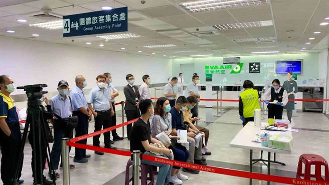 高雄機場人員排隊等待施打公費AZ疫苗。（柯宗緯攝）