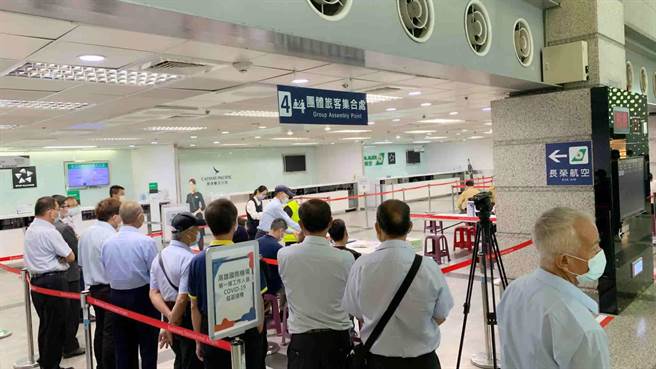 高雄機場人員排隊等待施打公費AZ疫苗。（柯宗緯攝）