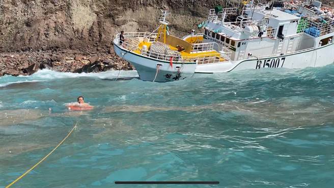 屏東琉球籍1艘漁船於29 日上午5時40分，航經蘭嶼鄉小蘭嶼南方0.3浬時意外擱淺，經海巡救援船上11名人員無人受傷。（海巡署第十五海巡隊提供／蔡旻妤台東傳真）