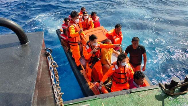 屏東琉球籍1艘漁船於29 日上午5時40分，航經蘭嶼鄉小蘭嶼南方0.3浬時意外擱淺，經海巡救援船上11名人員無人受傷。（海巡署第十五海巡隊提供／蔡旻妤台東傳真）