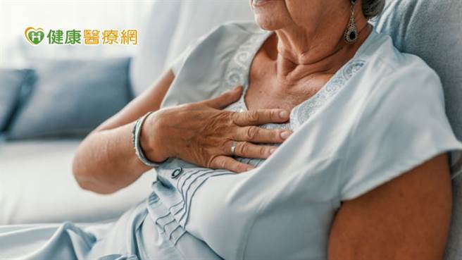手与脚是人体离心臟最远的距离，当心臟循换不佳表现的症状，常常是手脚冰冷，心肌缺氧则容易有胸闷心悸的感觉，这种通常是发生在更年期的女性为多。(图/健康医疗网提供)