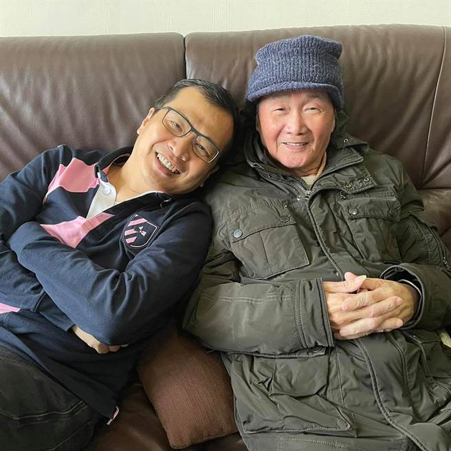 國民黨台北市議員羅智強（左）與父親（右）。（圖／取自羅智強臉書）