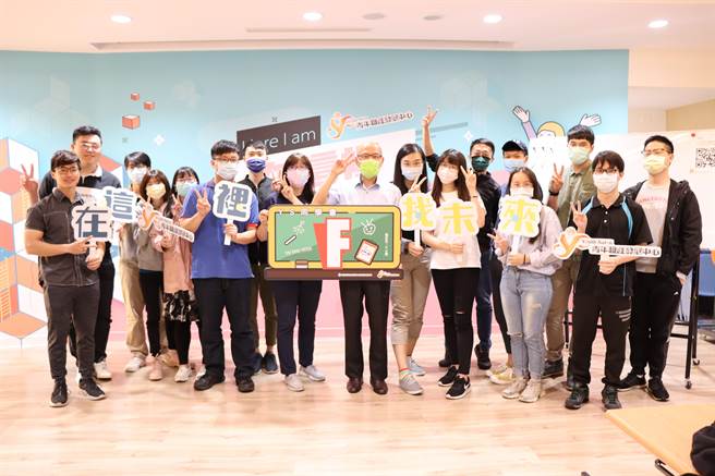 劳动部劳动力发展署北分署副分署长谢铭钦带领青年们开场，并分享了激励人心的故事，也象徵着YS同学会的启程。（劳动部劳动力发展署北分署提供）