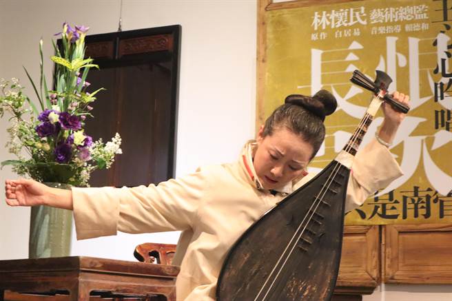 南管藝術家王心心近期嘗試突破自我，一改過去溫婉文雅的形象，挑戰編創白居易《長恨歌》，唱到激昂之處，彈斷琴弦。（心心南管樂坊提供）