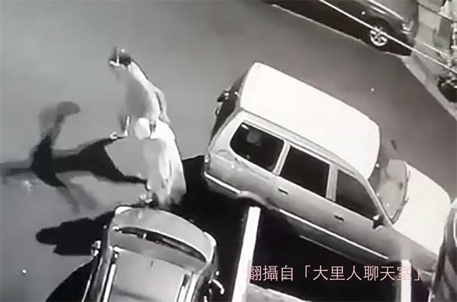 台中一男子28日晚，拿安全帽猛砸女友，网友看到这一幕都怒了，台中市警局雾峰分局内新派出所员警到场处理，但双方均表示不需警方协助。（翻摄自脸书「大里人聊天室」／黄国峰台中传真）