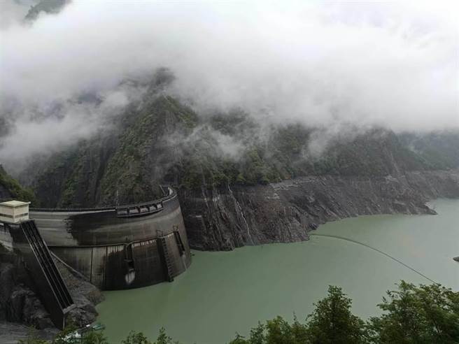 鋒面為水庫帶來甘霖，蓄水率跌破3.5％的德基水庫，今天有百萬噸入水，小有幫助。(圖：和平分局提供)