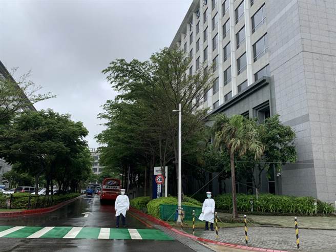 诺富特早上紧急清空，机师们也到其他地方检疫。（赖佑维摄）