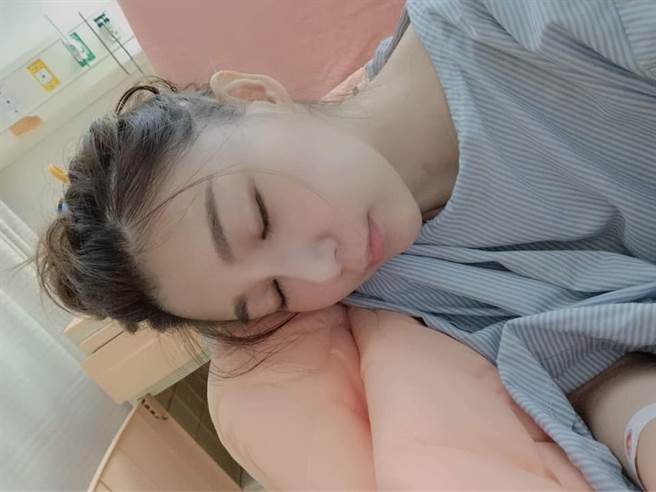 恩齐出海时遭大浪卷下船底，她当下拼命挣扎，但腿部不断遭船底的螺旋桨吸去，小腿惨遭削去部分肉。（图／翻摄自恩齐脸书）