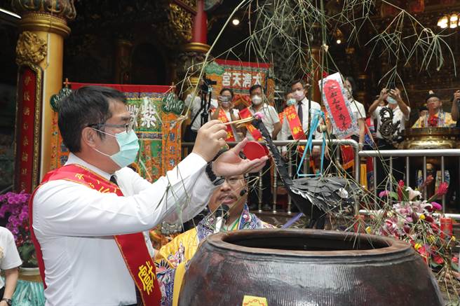 华航机师染疫风波延烧，台南市长黄伟哲说，对于少数人造成的破口，影响到全民，让大家非常无法认同。(曹婷婷摄)