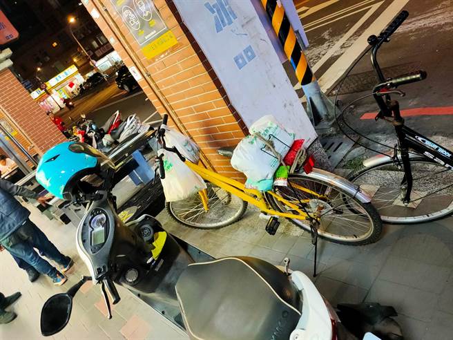 警员协助女大生寻找脚踏车。（姜霏翻摄）