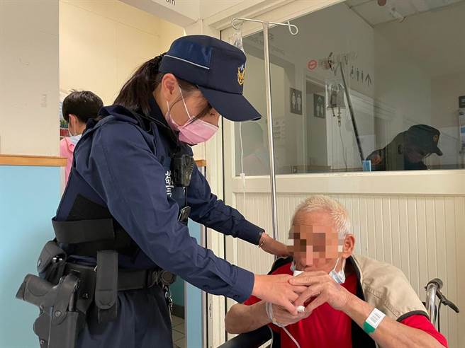 一名獨居在桃園中壢的老翁推著輪椅途經平鎮，警方見狀主動予以關心。（平鎮分局提供／邱立雅桃園傳真）