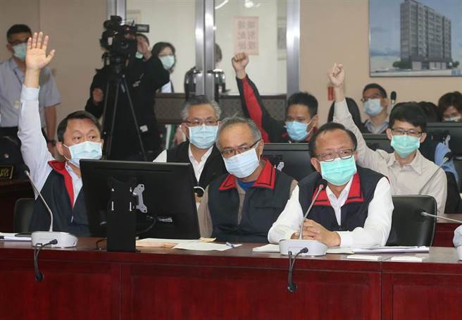 台北市议会警政卫生委员会29日举行警察局0416松山分局执法争议事件真相专案报告，面对议员质询，前松山分局长林志诚（左）、前中崙派出所所长许书桓（第二排右）及前副所长顏敏森（第三排左）都举手表示愿意接受测谎。（陈君玮摄）
