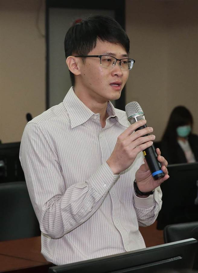 台北市议会警政卫生委员会29日举行警察局0416松山分局执法争议事件真相专案报告，前中崙派出所所长许书桓表示，他十几年来工作状况是，第一不想去害人，第二不想制造长官的困扰，但过程中造成长官、警察局、市民大眾如此大的困扰及纷争，他真的很抱歉，处置确实思虑不周，而警察即使做100件好事也抵不过1件出错。教官在警察单位负责训练教导大家逮捕术、如何跟人犯对峙，但杨姓前教官遇到事情却直接逃跑、不面对事情。（陈君玮摄）
