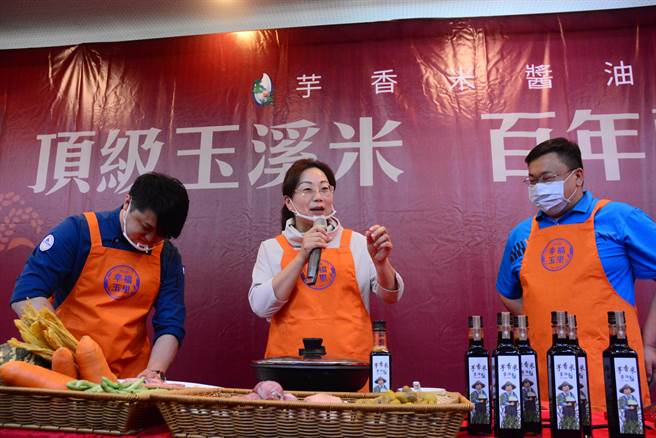 「芋香米酱油上市发表会」，花莲县长徐榛蔚（中）与曾参赛夺冠主厨叶志龙（左）在会中大展身手，以芋香米酱油烹煮创意菜肴，并与玉溪地区农会总干事蔡宗翰（右）大力推荐这支新款酱油。（王志伟摄）
