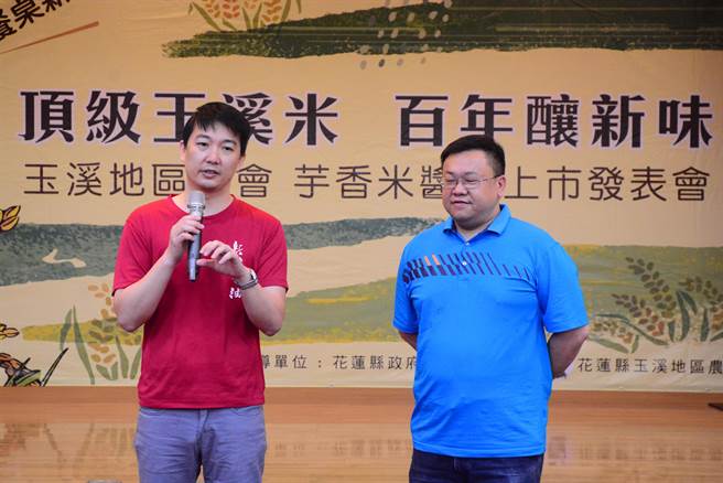 新味酱油第三代老板许桓巽（左）说明这款酱油酿造的过程，右为玉溪地区农会总干事蔡宗翰。（王志伟摄）