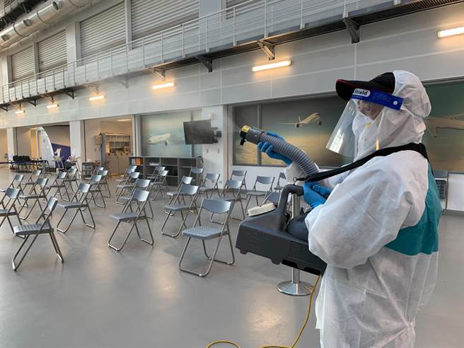 華航持續強化清潔消毒措施，針對疫苗接種及採檢等區域加強消毒，並增加清消頻率。（華航提供）