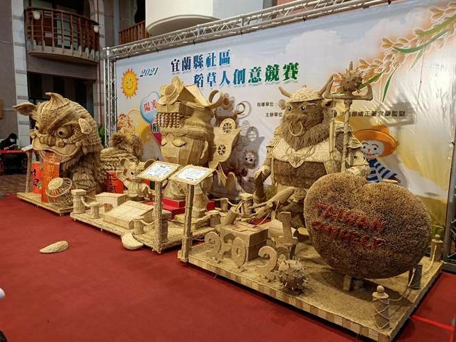 三星监狱受刑人以稻草编织的创意稻草人，成了让人惊艷的艺术作品 。（胡健森摄）