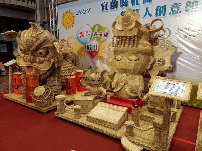 三星监狱受刑人以稻草编织的创意稻草人，成了让人惊艷的艺术作品 。（胡健森摄）