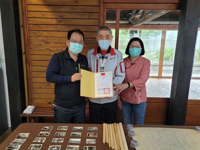 黄金博物馆馆长谢文祥（左一）回赠林庆隆家属代表林哲伸（图中）、叶丽华（右一）。（黄金博物馆提供）
