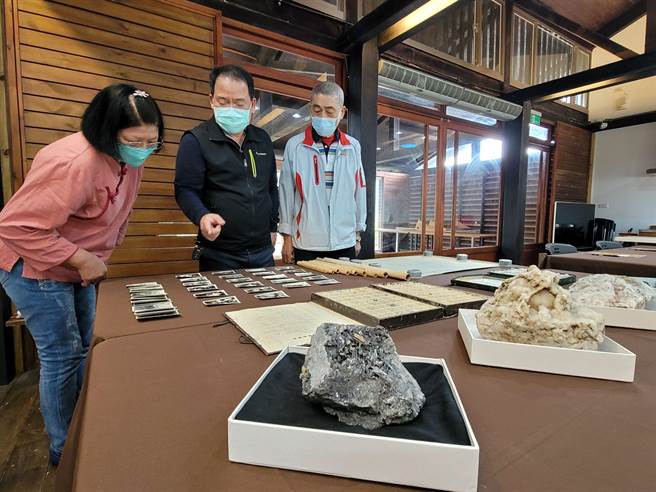 林哲伸、林子斌兄弟代表父亲捐出矿业文物。（黄金博物馆提供）