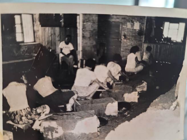 昔日女性矿工在俗称「水车间」的矿厂研磨金矿砂的珍贵照片。（黄金博物馆提供）