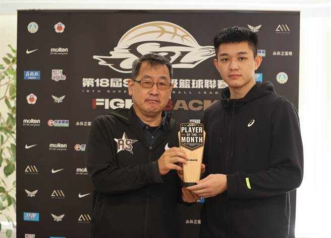 中华篮协秘书长李一中亲自颁奖给4月份MVP璞园前锋卢峻翔。(中华篮协提供)