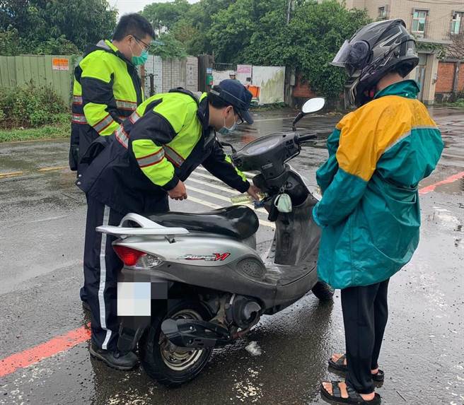 妇人机车抛锚警员紧急救援。（姜霏翻摄）