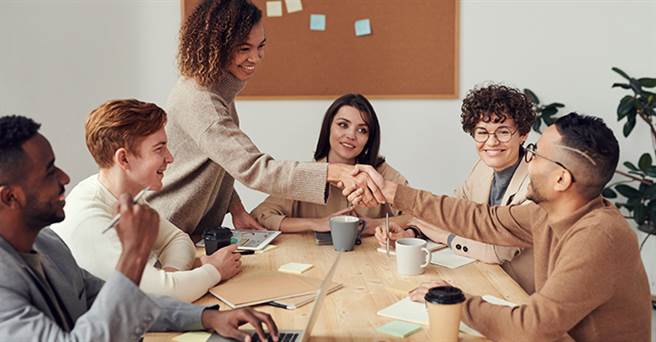 根据1111人力银行针对上班族调查显示，有高达8成8受访者不排斥赴海外工作。（图/取自Pexels）